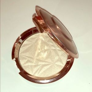BECCA HIGHLIGHTER